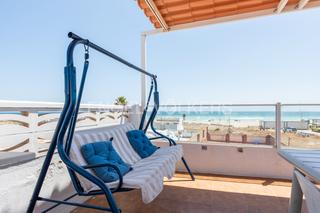 Àtic  Av. italia. Exclusivo apartamento frente al mar con terraza panorámica en la