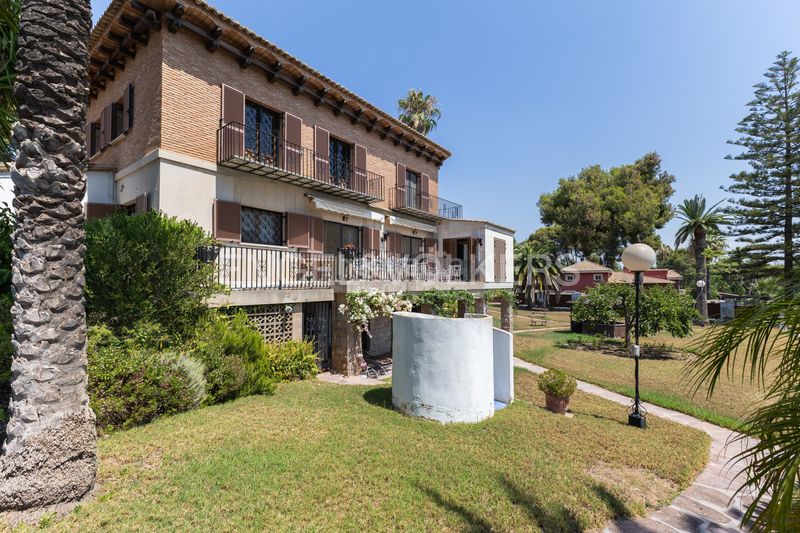 Foto 192ac293-8ae3-456c-8ec8-038b02cea288. Casa amb calefacció aparcament piscina a El Vedat - Santa Apolonia Torrent