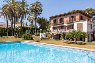 Haus  Avenida de santa apolonia. Elegancia y confort en la urbanización de santa apolonia