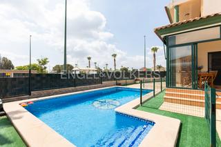 Casa a Urbanizaciones. Exquisita residencia de lujo, en parcela esquinera, con piscina