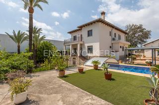 Casa a Rocafort. Exclusiva villa con carácter mediterráneo, vistas al mar y casa