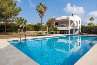 Casa a Urbanizaciones. Exclusiva vivienda en liria de arquitectura moderna con piscina