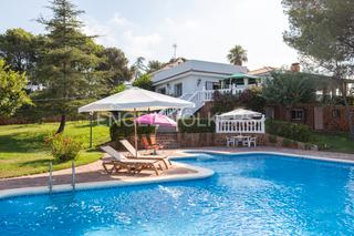 Maison à Cumbres de Calicanto. Elegante casa señorial con gran parcela, piscina, pista de tenis