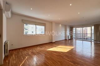 Lloguer Apartament  Av. de catalunya. Luminosa vivienda con garaje en pla de real