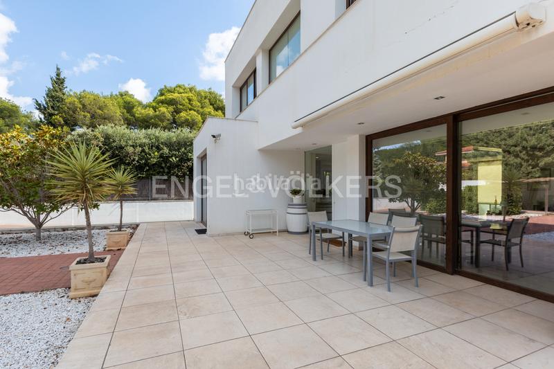 Foto 4dc47d1c-8b8f-4f62-9e39-a3710a9f39ad. Casa  de arquitectura moderna con amplitud y luz en campolivar en Godella