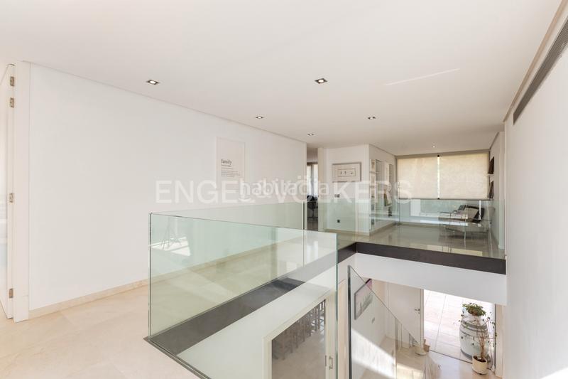 Foto 6fc8ddd7-4a9f-4b5b-a0d7-4264c2803d1b. Casa  de arquitectura moderna con amplitud y luz en campolivar en Godella