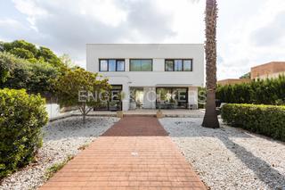 Haus in Godella. Casa de arquitectura moderna con amplitud y luz en campolivar