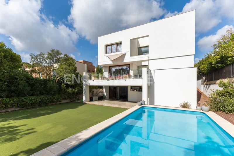 Foto ba159436-1717-46c1-8e56-9c7a66528180. Casa  de arquitectura moderna con amplitud y luz en campolivar en Godella