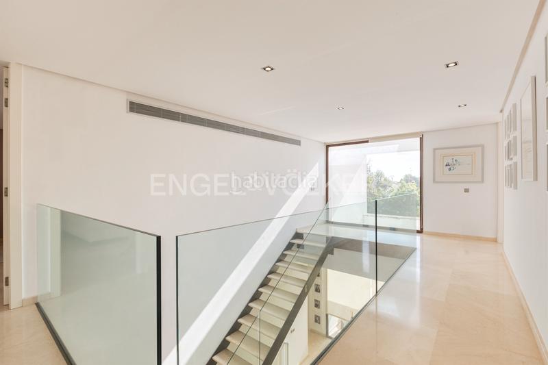 Foto cb5b7e2b-52e7-42e9-8dcb-f39a586c26c9. Casa  de arquitectura moderna con amplitud y luz en campolivar en Godella