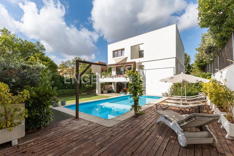 Foto d20837bd-af36-4817-af43-4243fff87ff7. Casa  de arquitectura moderna con amplitud y luz en campolivar en Godella