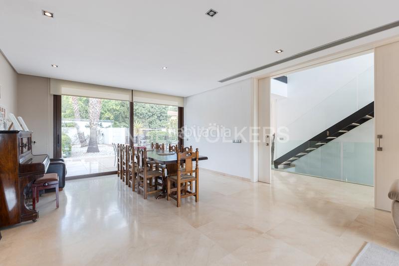 Foto f1d67268-53f4-40ec-b5e2-949408a984f3. Casa  de arquitectura moderna con amplitud y luz en campolivar en Godella