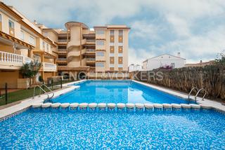 Casa a Oliva Nova. Chalet adosado a solo 50 metros del mar en oliva nova
