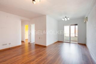 Apartamento en Vara de Quart. Amplio y luminosa vivienda en patraix