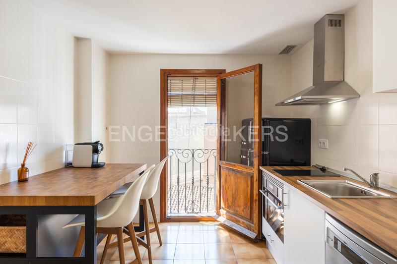 Foto 1f64b714-5621-4aaa-b103-9942c5fb7ec3. Ático luminoso duplex rodeado de balcones en finca clasica en la xerea en Valencia