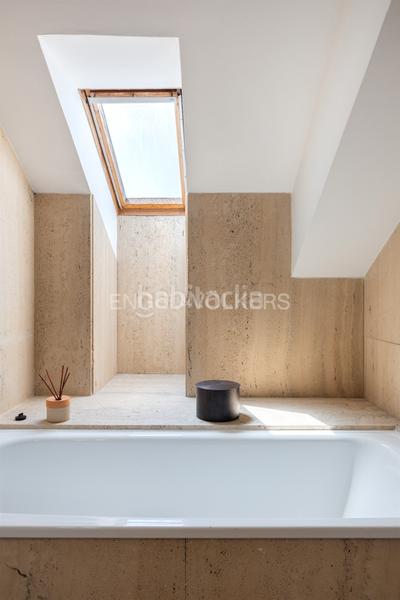 Foto 2001df4f-f45a-49b9-959e-7a2272a20265. Ático luminoso duplex rodeado de balcones en finca clasica en la xerea en Valencia