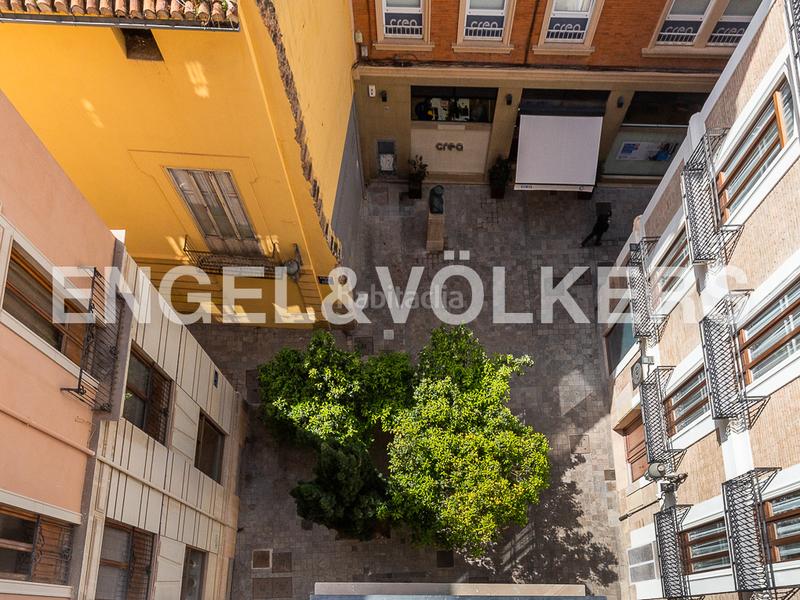 Foto 25aada62-2b6a-40cb-a95d-a410659ce411. Ático luminoso duplex rodeado de balcones en finca clasica en la xerea en Valencia