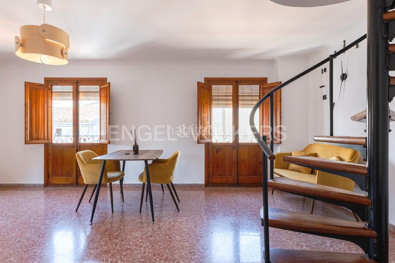 Foto 3a403fb6-086b-43e2-bded-1c143fbfac84. Ático luminoso duplex rodeado de balcones en finca clasica en la xerea en Valencia