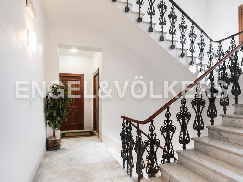 Foto 486ef50f-3edc-456b-8686-3726b20c0c9b. Ático luminoso duplex rodeado de balcones en finca clasica en la xerea en Valencia