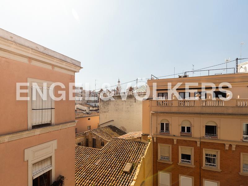 Foto 55a6e350-7147-45bf-bd8f-fe1884087eb5. Ático luminoso duplex rodeado de balcones en finca clasica en la xerea en Valencia