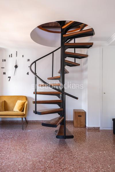 Foto 58ec93dd-f67f-4583-baf5-01529a478693. Ático luminoso duplex rodeado de balcones en finca clasica en la xerea en Valencia