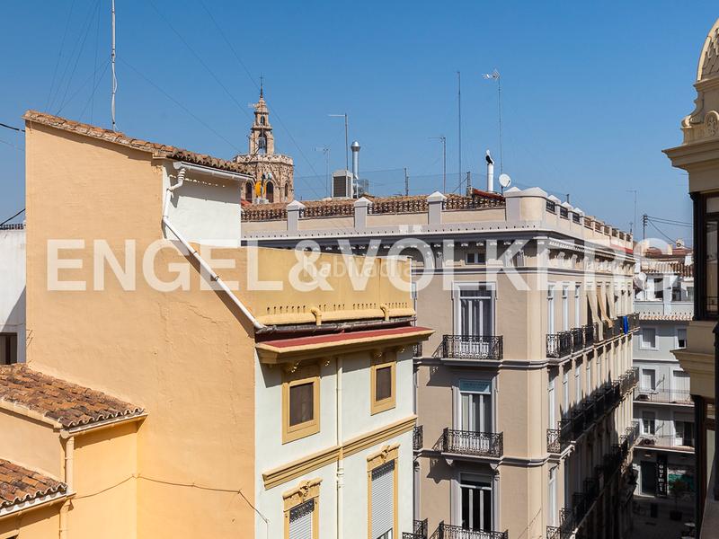 Foto 5be74016-7c7a-4d85-a454-43d3859c2a0d. Ático luminoso duplex rodeado de balcones en finca clasica en la xerea en Valencia