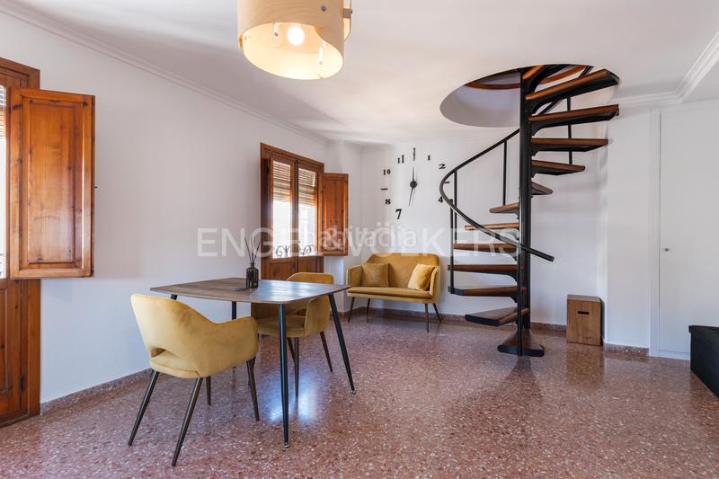 Foto 5f752f8e-9ae0-4355-8910-2579c004b763. Ático luminoso duplex rodeado de balcones en finca clasica en la xerea en Valencia