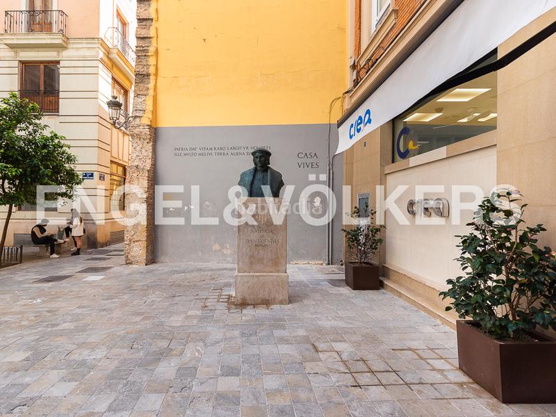 Foto 6d175997-9e58-46b3-bebb-7552e7f4359f. Ático luminoso duplex rodeado de balcones en finca clasica en la xerea en Valencia