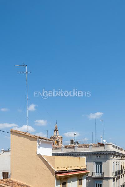 Foto 6f6ee769-d911-4dde-9b9e-b12e1c7af351. Ático luminoso duplex rodeado de balcones en finca clasica en la xerea en Valencia