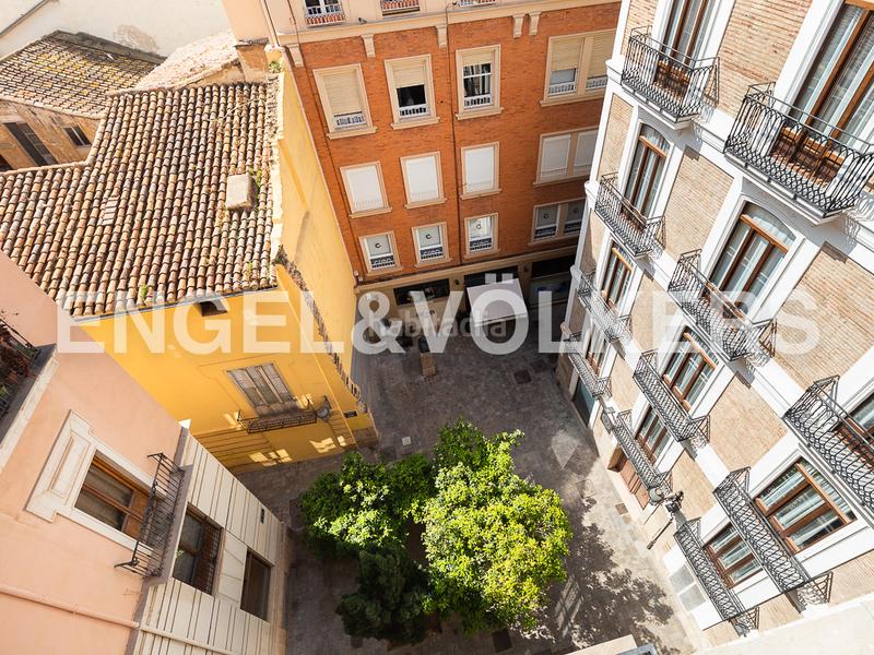 Foto 7cb9858d-72f8-4f40-b567-f6c5feb8c167. Ático luminoso duplex rodeado de balcones en finca clasica en la xerea en Valencia
