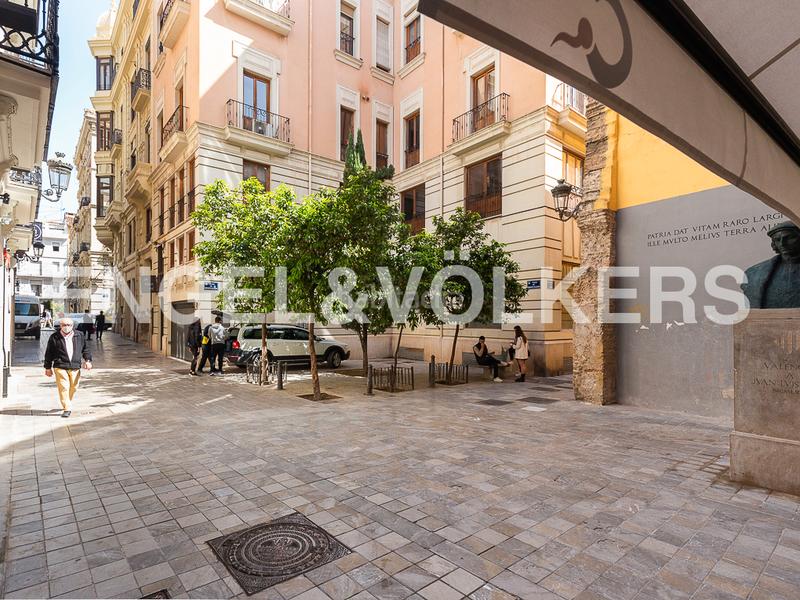 Foto b2ce3929-f470-48be-9cbe-4d35a0806349. Ático luminoso duplex rodeado de balcones en finca clasica en la xerea en Valencia