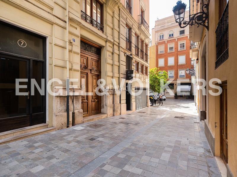 Foto b480179d-1cbd-4fb9-b476-fc164d257431. Ático luminoso duplex rodeado de balcones en finca clasica en la xerea en Valencia