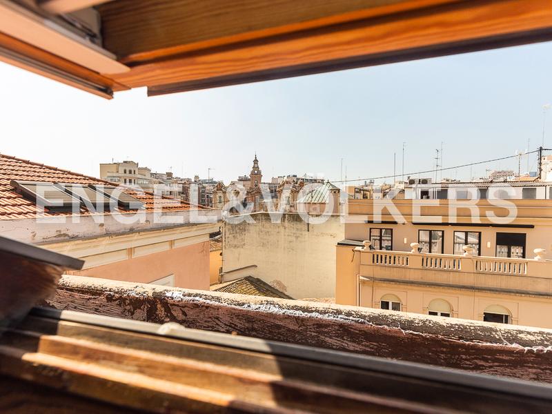 Foto b5d837ac-33fe-4f08-84fa-9e75c52d41ab. Ático luminoso duplex rodeado de balcones en finca clasica en la xerea en Valencia