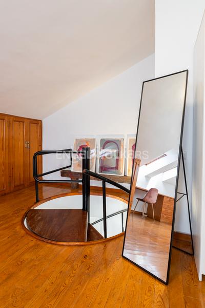 Foto b798259c-9657-4082-ac9f-c7ef0c361d46. Ático luminoso duplex rodeado de balcones en finca clasica en la xerea en Valencia