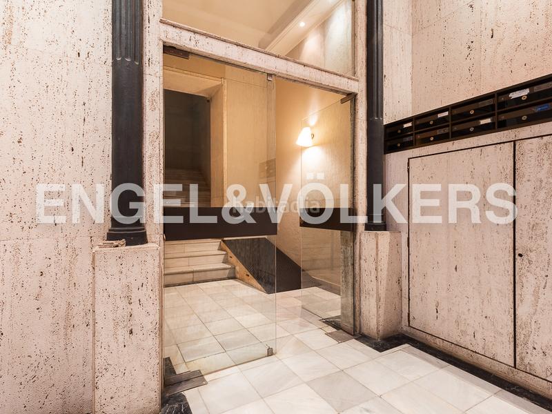 Foto d1ec0ef7-c04c-4730-a20b-40be35050738. Ático luminoso duplex rodeado de balcones en finca clasica en la xerea en Valencia