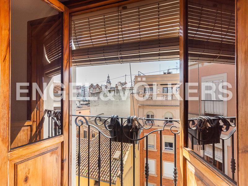 Foto f7e5c1b9-2f94-4d7d-b0bf-9209bc1a2d7f. Ático luminoso duplex rodeado de balcones en finca clasica en la xerea en Valencia