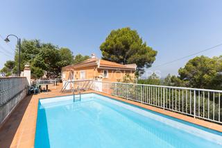 Maison à Urbanitzacions i Pedanies Nord. Coqueto unifamiliar con piscina y vistas en sant bernat de alzir