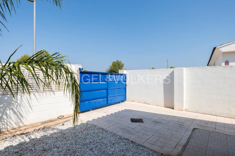 Foto 0af508a1-686c-46e5-94a3-0819aba274bc. Casa moderno unifamiliar con piscina en Olocau