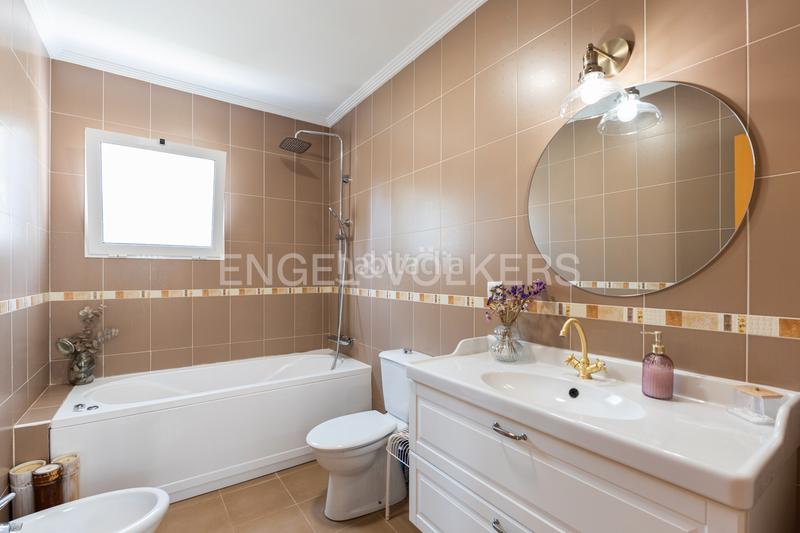 Foto 1540d7d8-abc9-4f9e-9f85-aaa77cf114cc. Casa moderno unifamiliar con piscina en Olocau