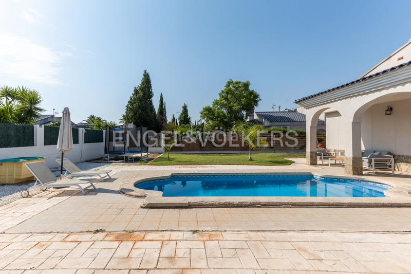 Foto 1f869617-60e1-4671-a9d5-c6676bfbdc2e. Casa moderno unifamiliar con piscina en Olocau