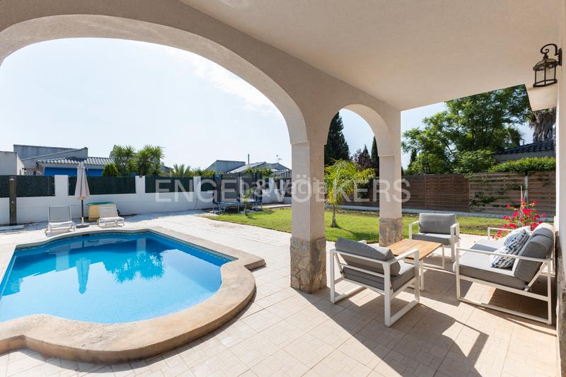 Foto 35579126-30c4-4d15-936c-cf5763d0fd7c. Casa moderno unifamiliar con piscina en Olocau