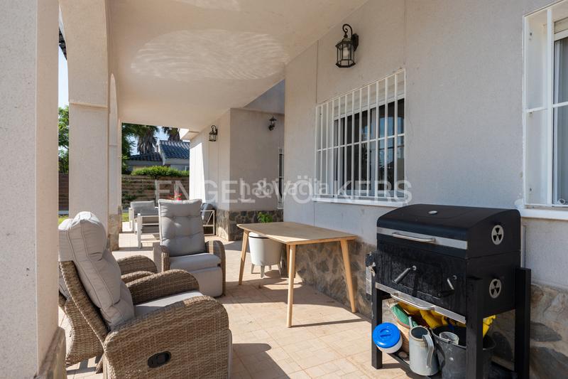 Foto 3fcaeace-fd00-4725-a021-171411ecf9b3. Casa moderno unifamiliar con piscina en Olocau