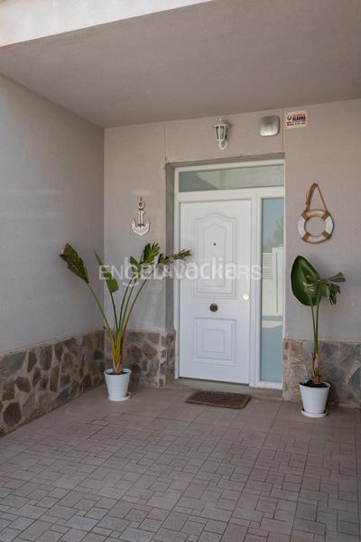 Foto 5b8cb6b8-d0e5-4089-b4b5-ab6e16488245. Casa moderno unifamiliar con piscina en Olocau