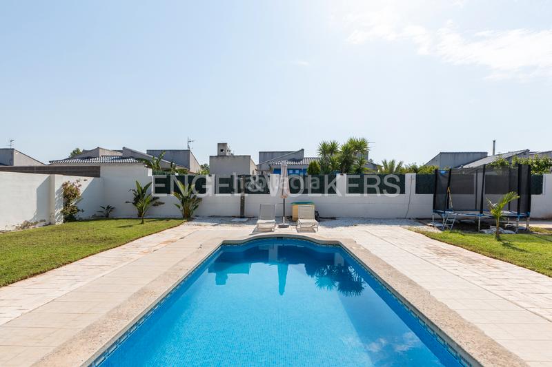 Foto 5d0795e3-e5c1-4aa2-ab2e-660ca5f58ac9. Casa moderno unifamiliar con piscina en Olocau