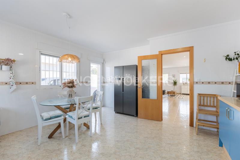 Foto 9fa9b88d-8a80-4ce4-a61d-13d503cafb4e. Casa moderno unifamiliar con piscina en Olocau