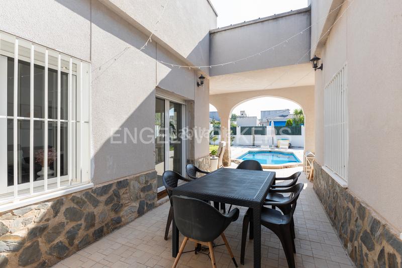 Foto bde6eb63-10fc-460d-900d-5d9358355586. Casa moderno unifamiliar con piscina en Olocau