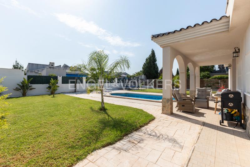 Foto c293a714-c02c-4187-b581-65ffbee0144b. Casa moderno unifamiliar con piscina en Olocau