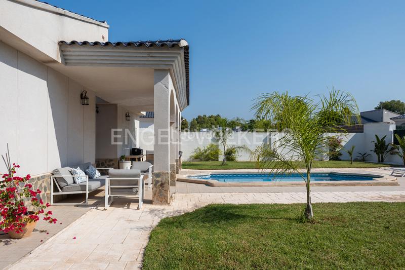 Foto c391446b-92cb-43b3-ae71-f8ed8f76c03f. Casa moderno unifamiliar con piscina en Olocau