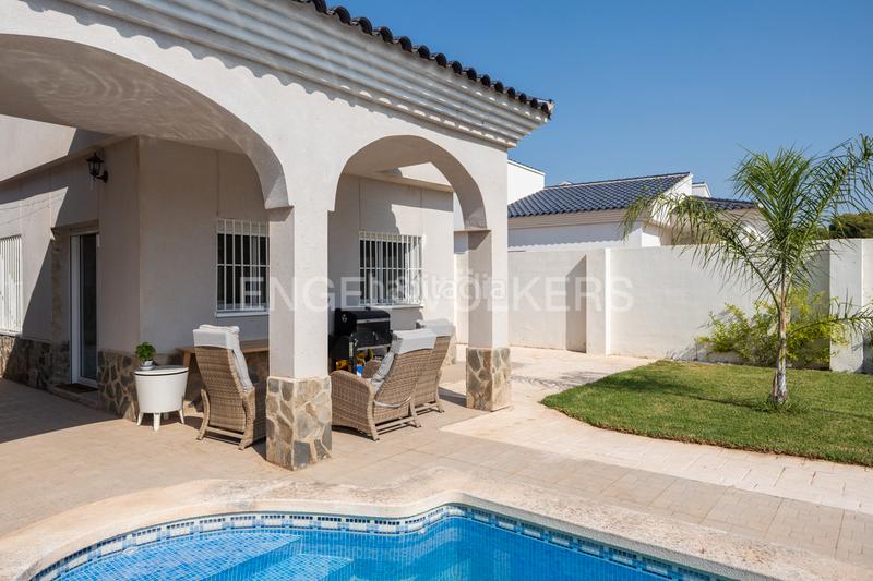 Foto ca906e50-d8e4-441b-972f-63c8c478335f. Casa moderno unifamiliar con piscina en Olocau