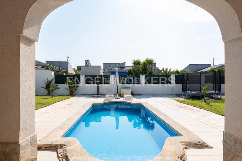 Foto cfcd18d2-e621-49ff-af05-88a57cbc2cdf. Casa moderno unifamiliar con piscina en Olocau