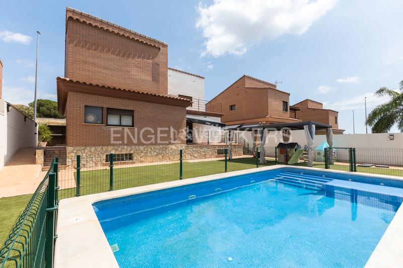 Foto 93960758-43e1-4fc3-b19b-6aa7b2aab79d. Casa moderno y luminoso unifamiliar en san antonio de benageber en San Antonio de Benagéber
